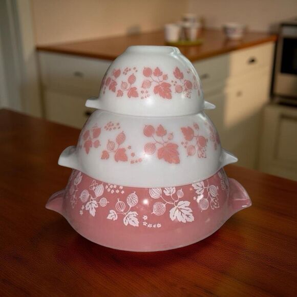 1950s PYREX Pink Gooseberry Cinderella Mixing Bowls Set of 3 Excellent Shape! - Picture 1 of 16